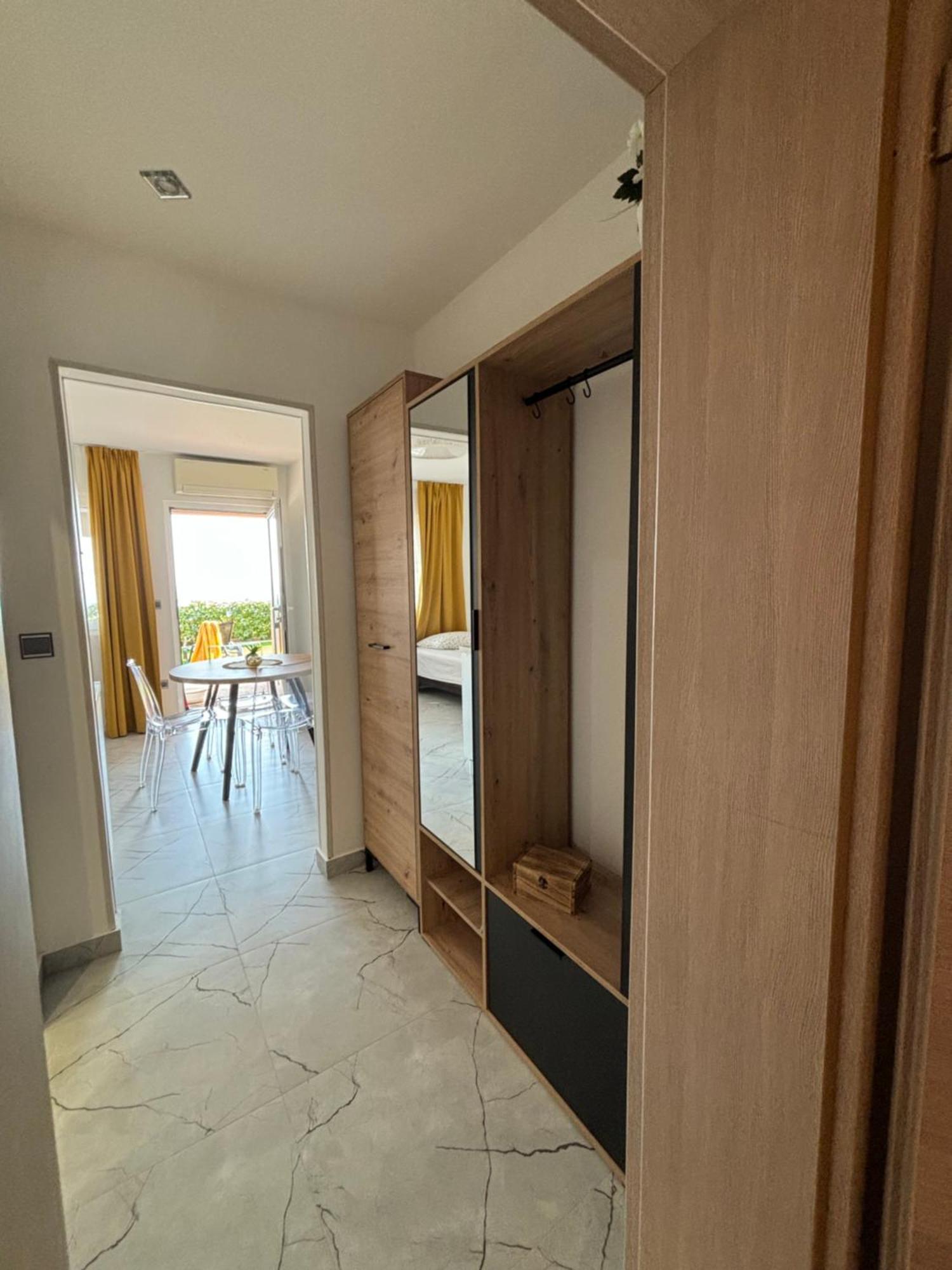 Apartments One Palm Podstrana Luaran gambar