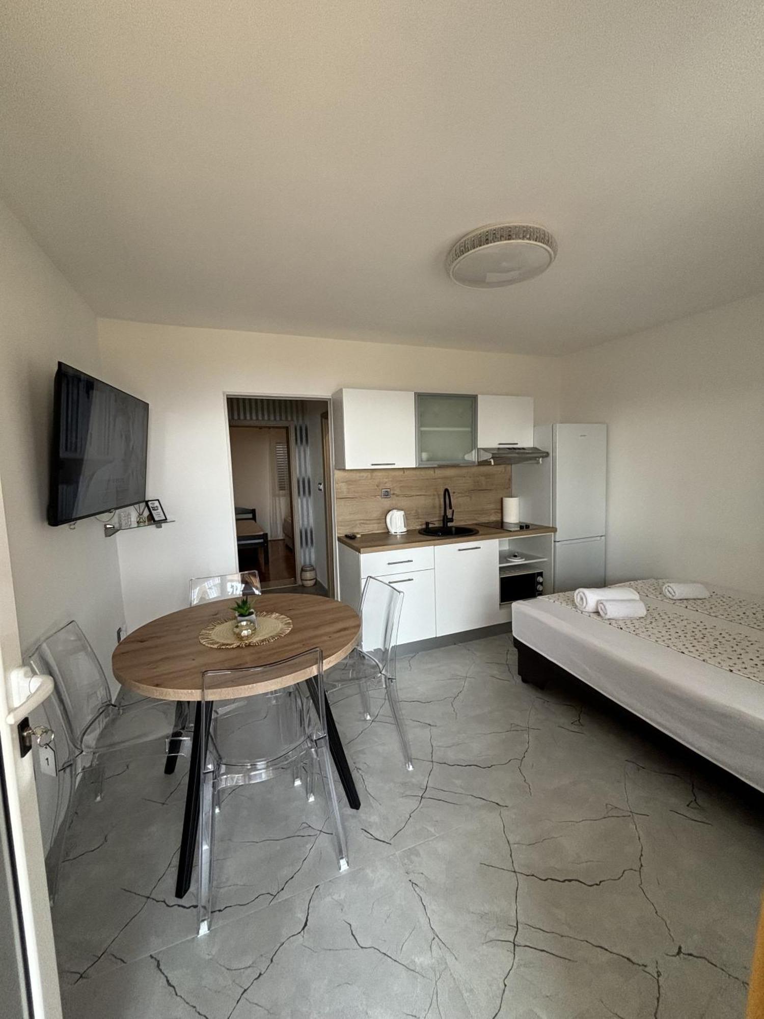 Apartments One Palm Podstrana Luaran gambar